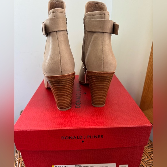 Donald J Pliner Boots in EUC 8.5M
Peep Toe Heels Taupe Leather Buckle
"Kara" - Picture 7 of 9